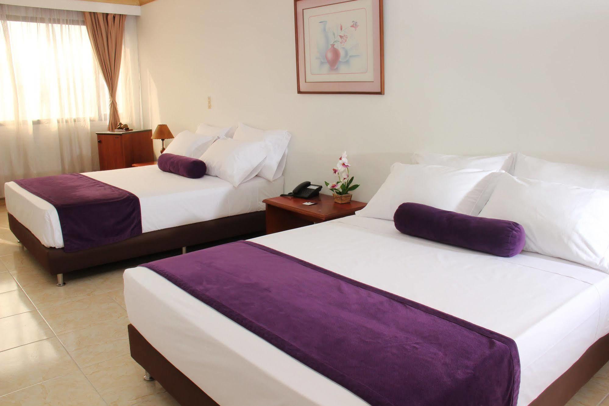 Ayenda 1235 Botero Hotel Medellin Bagian luar foto