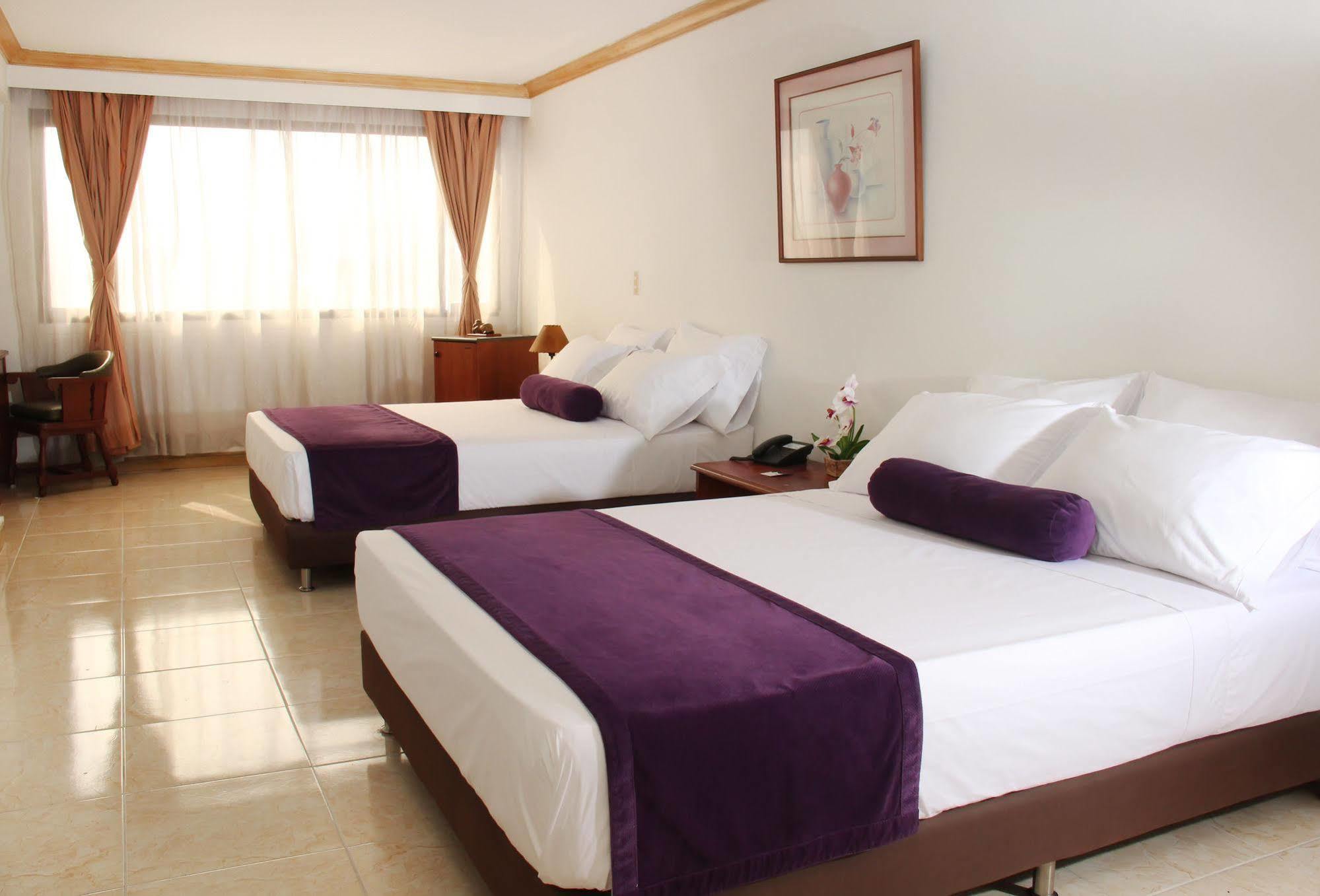 Ayenda 1235 Botero Hotel Medellin Bagian luar foto